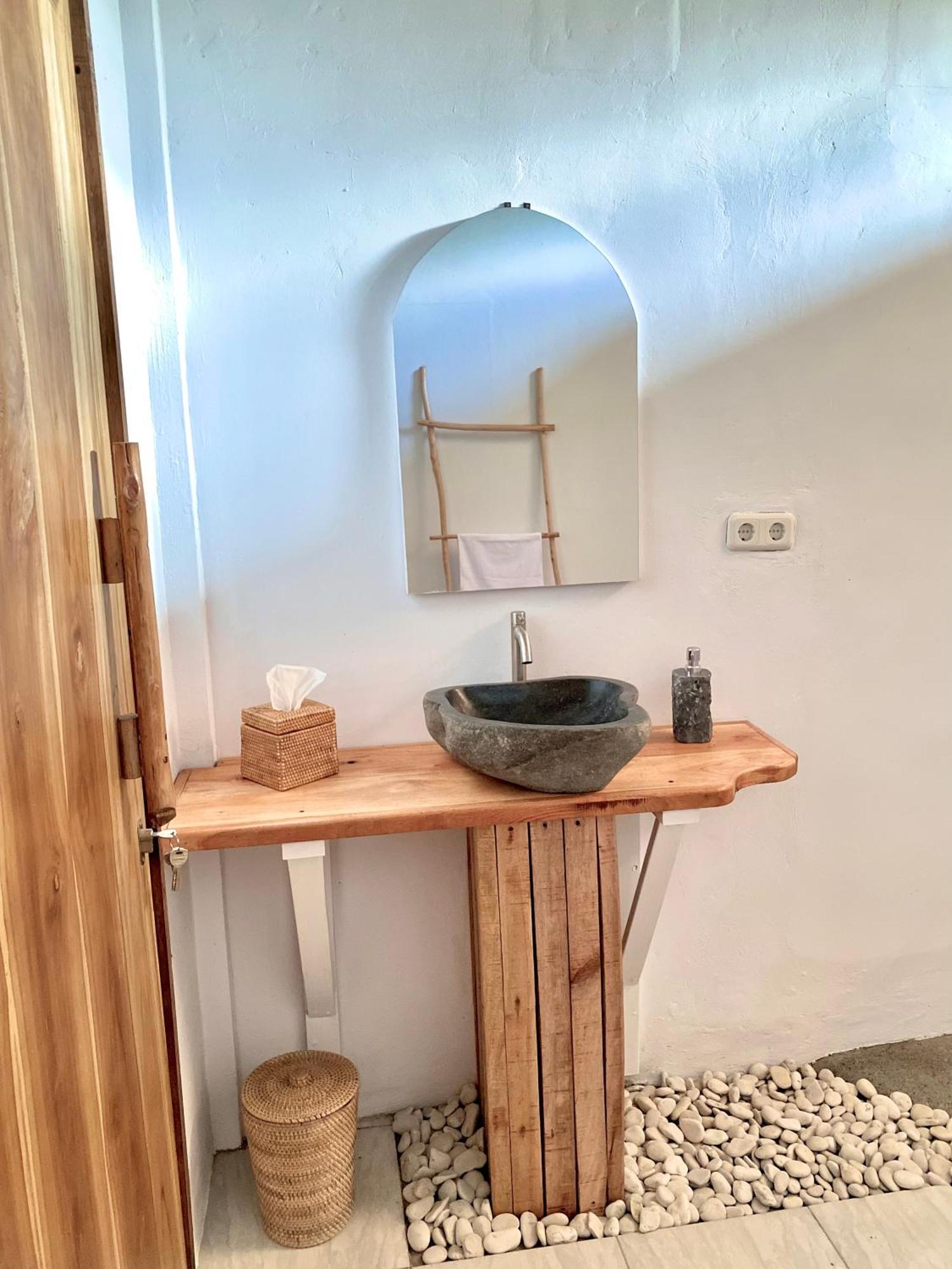 Ripbowl Guest House Selong Belanak Eksteriør billede